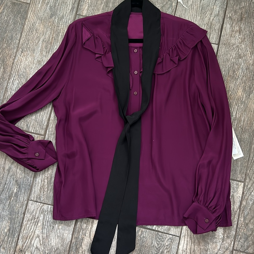 Gold Hawk; NWT Silk Ruffle Tie Neck Blouse in Violet Plum/Black; size SMALL